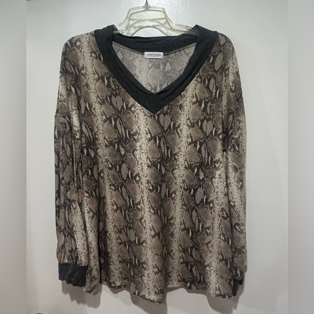 🟢Snake print V-neck top by First Love🟢